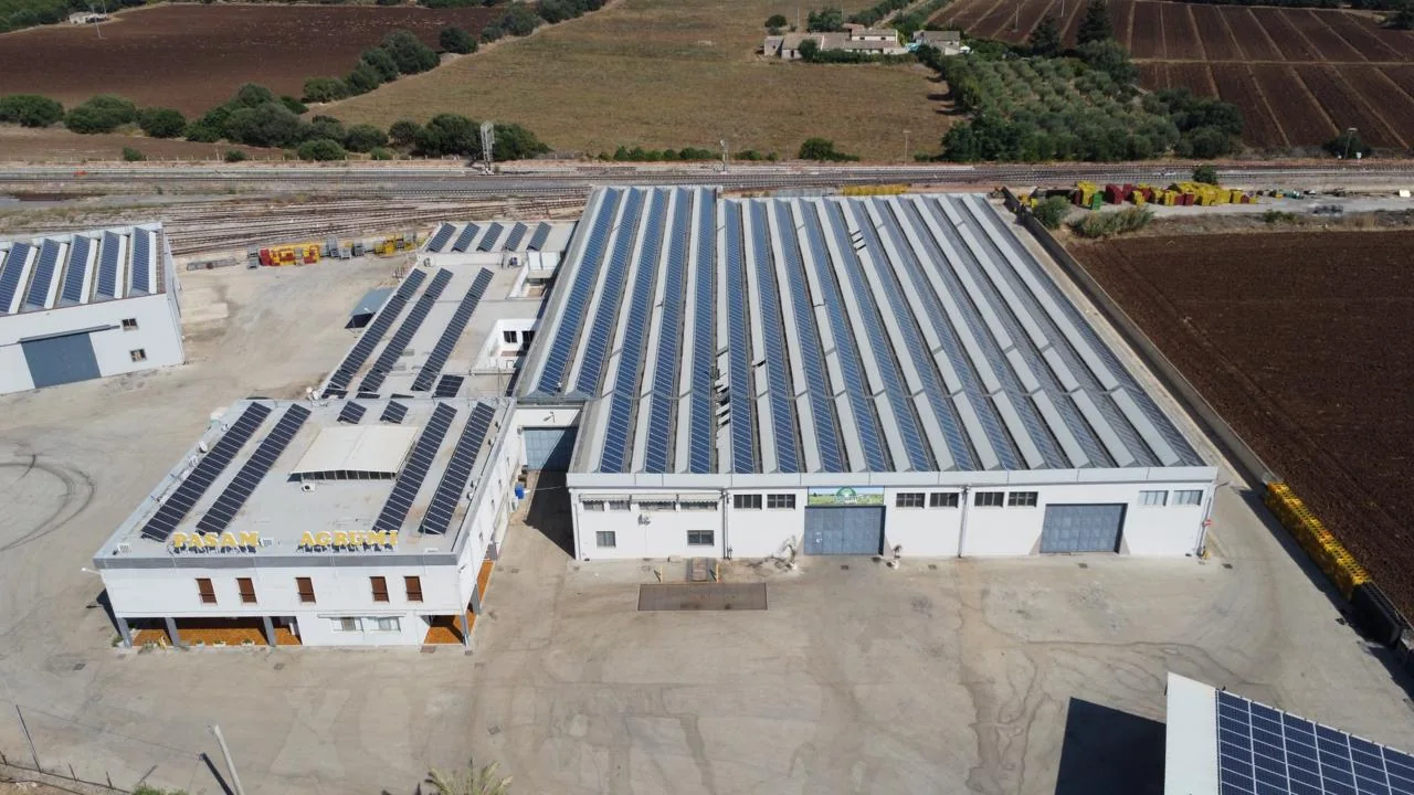 Pannelli fotovoltaici sul tetto del magazzino PASAM